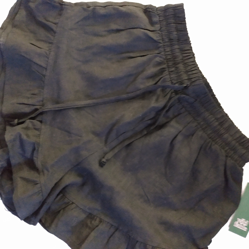 Nwt. Wild frable dressy bl. shorts with ruffles.